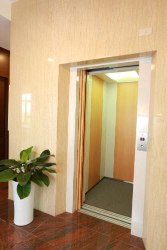a hallway with a mirror and a potted plant at Lo Hong ka Countryside House in Luodong