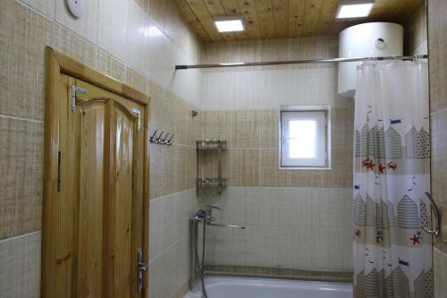 Koupelna v ubytování Ethno Guest House Caravan Tamchy