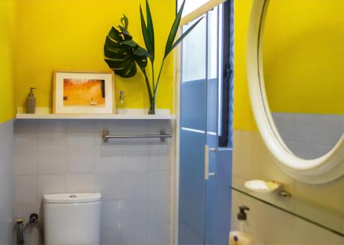 un bagno con porta blu e parete gialla di Apartamento moderno junto a la Gran Via a Madrid