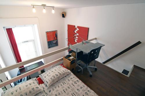 1 dormitorio con cama y escritorio junto a una ventana en Peace Place, en Budapest