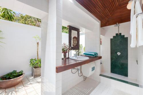 Gallery image of Baan Khunying - Secluded Phuket Beachfront Villa - SHA Certified in Rawai Beach