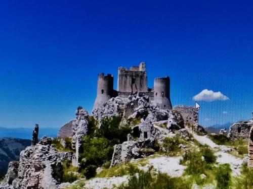 a castle on the top of a mountain at Casa MANETTA in Calascio
