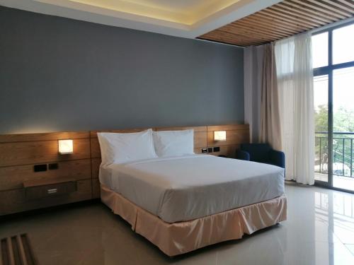 Un pat sau paturi într-o cameră la Mazeki Addis Boutique Hotel