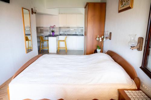 duże łóżko w pokoju z kuchnią w obiekcie Speranza apartment 2 w Krku