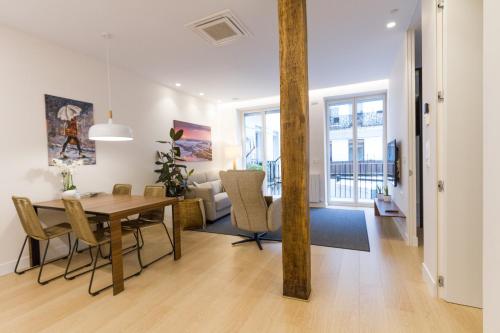 jadalnia i salon ze stołem i krzesłami w obiekcie ATSEGIN apartment climatización -Opción a parking- w mieście San Sebastián