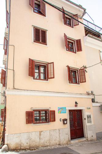 Το κτήριο όπου στεγάζεται  το διαμέρισμα