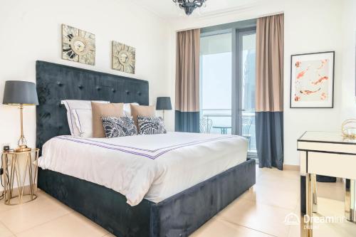 a bedroom with a large bed and a desk at Dream Inn Dubai Apartments- Burj Vista in Dubai