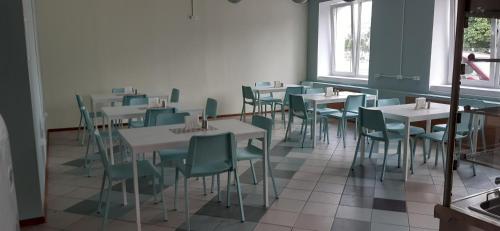 Un restaurante o sitio para comer en Hotel Vityaz