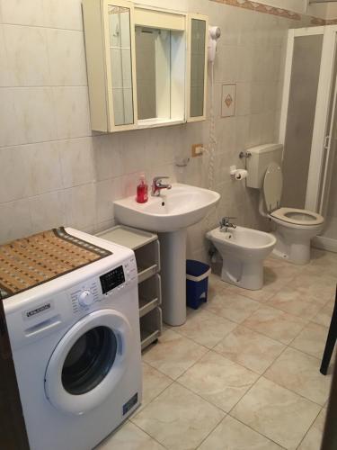 La salle de bains est pourvue d'un lave-linge et d'un lavabo. dans l'établissement Monolocale Via Nervia, à Vintimille