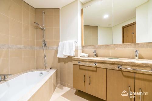 Ett badrum på Dream Inn Dubai Apartments- Burj Vista