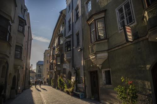 an alley with buildings and people walking down a street at Gasthof Badl - Bed & Breakfast in Hall in Tirol