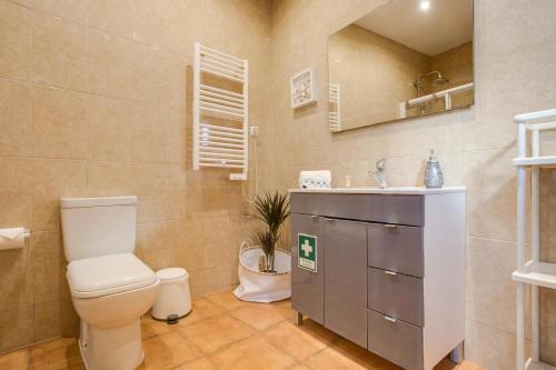 un bagno con un water e un lavandino di Casa das Flores a Vila do Bispo