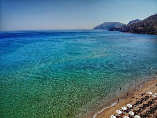 una vista aérea de una playa con sombrillas y el océano en Studio apartment 1, Komi Beach, en Kómi