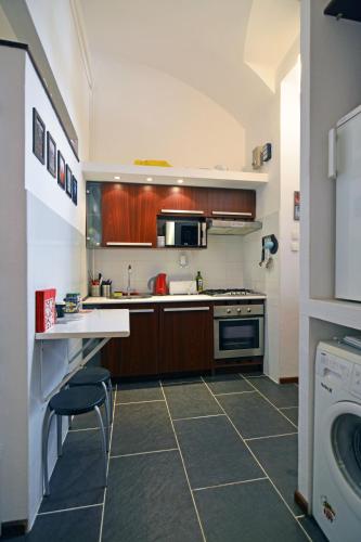 una cucina con fornelli e lavastoviglie di Peace Place a Budapest