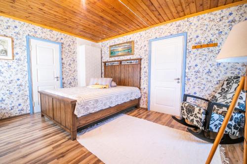1 dormitorio con cama y techo de madera en Käbruotsa farmhouse en Ruhve
