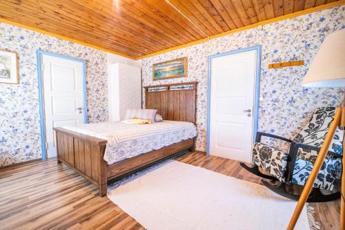 Postel nebo postele na pokoji v ubytování Käbruotsa farmhouse