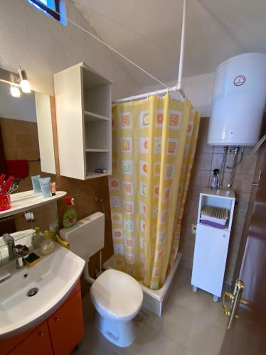 a small bathroom with a toilet and a sink at Apartman Karla in Makarska