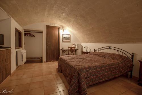 een slaapkamer met een bed in een kamer bij B&B Fiorentini in Matera