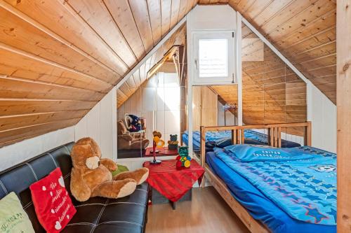 a small room with a bed and a couch at Reichenaublick in Allensbach