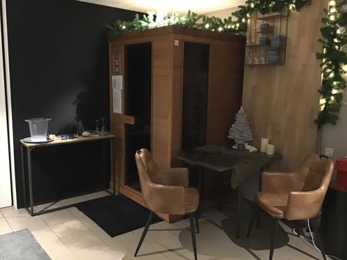 Posezení v ubytování Studio Gardenroom Guesthouse De Steenberg met wellness & tuinzicht