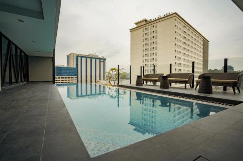 Awann Sewu Boutique Hotel and Suite Semarang 내부 또는 인근 수영장