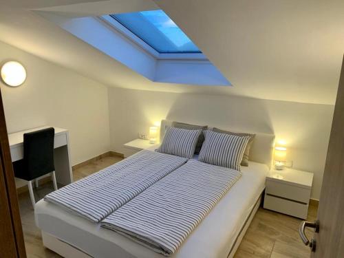 1 dormitorio con 1 cama grande y techo azul en Sunset Apartments Zaton, en Zaton