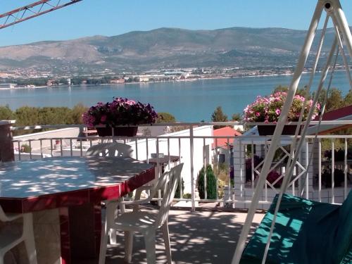 Apartment in Slatine with Terrace, SeaviewAir conditioning, Wi-Fi (4783-3), Trogir, Croaţia