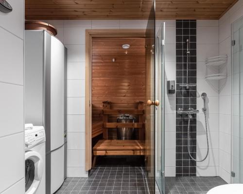 baño pequeño con ducha y lavamanos en Holiday Club Ylläs Apartments and Cottages, en Äkäslompolo