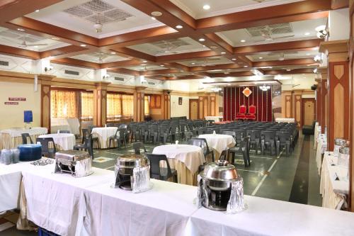 מסעדה או מקום אחר לאכול בו ב-Hotel Shreyas