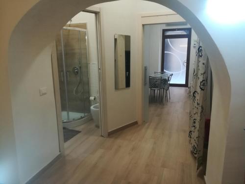 an archway leading to a bathroom with a shower and a toilet at Casetta Bevilacqua in Sciacca