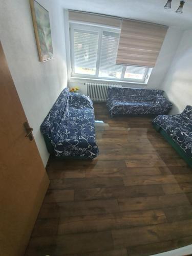 una stanza con tre letti e una finestra di Apartment City Centar a Banja Luka
