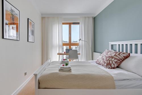 um quarto branco com uma cama e uma mesa em Apartament Baltic Bay Grudziądzka 4B Gdansk TriApart em Gdańsk