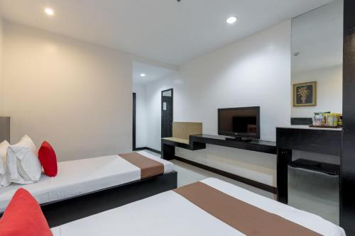 Llit o llits en una habitació de Check Inn Hotel Dumaguete City by RedDoorz