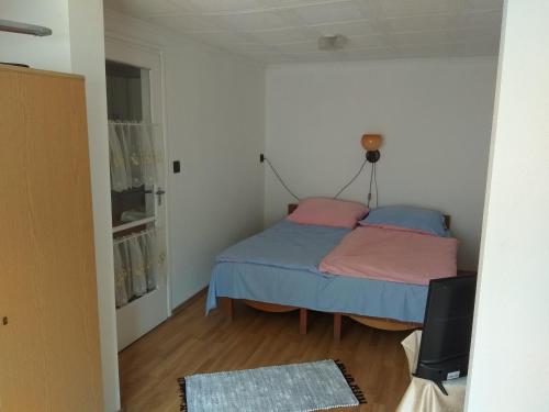 1 dormitorio pequeño con 2 camas en una habitación en Amira apartman Balatonlelle, en Balatonlelle