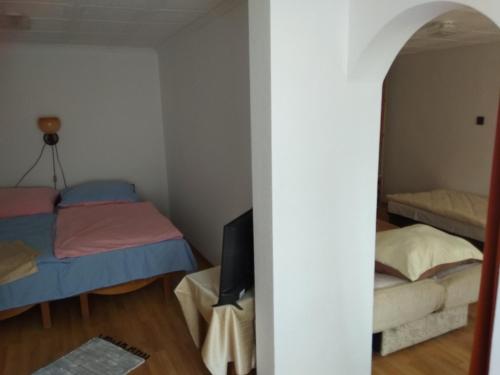 Habitación con 2 camas y TV. en Amira apartman Balatonlelle, en Balatonlelle