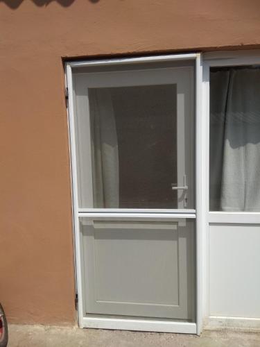 una puerta corredera de cristal de una casa en Amira apartman Balatonlelle, en Balatonlelle