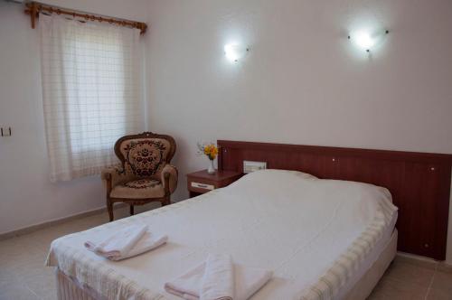 En eller flere senge i et værelse på Makri Otel