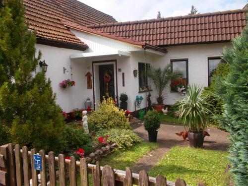 a white house with a fence in front of it at Ferienwohnung Lotti in Lutherstadt Wittenberg