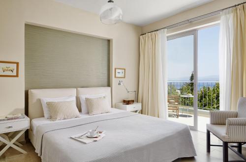 מיטה או מיטות בחדר ב-Pleiades Luxurious Villas