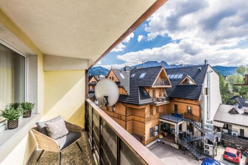 balkon z widokiem na duży dom w obiekcie Apartament Diamentowy Odkryj Zakopane w Zakopanem