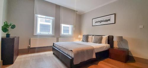 Säng eller sängar i ett rum på One Bed Serviced Apts near Oxford Street upper ground