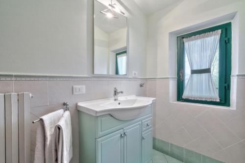 a bathroom with a sink and a mirror at Castello di Sarna in Chiusi della Verna