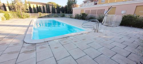 uma piscina num quintal com uma casa em Cosy Studio Balcon Tennis Swiminng Pool em Cavaillon