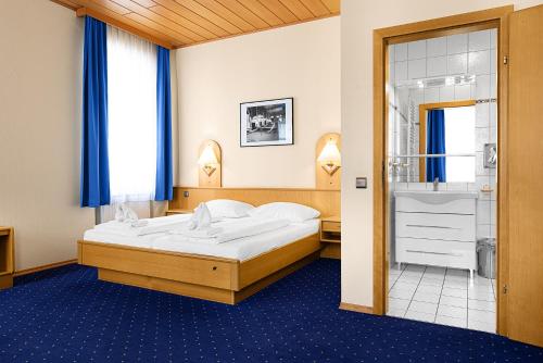 En eller flere senger på et rom på Hotel-Pension Wild