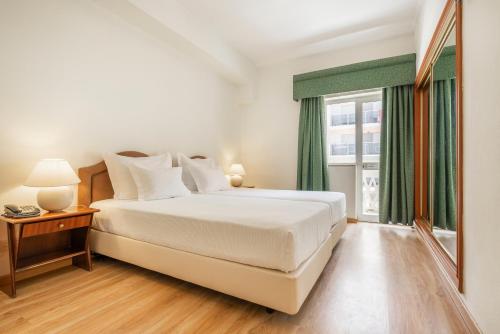 Llit o llits en una habitació de Hotel Baía De Monte Gordo
