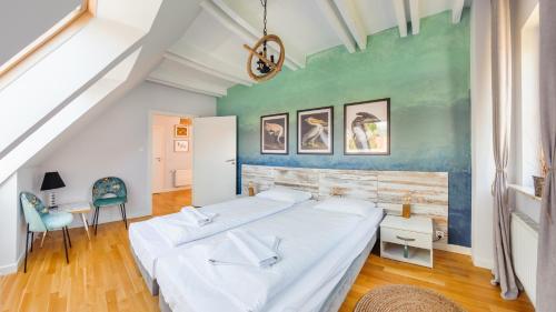 A bed or beds in a room at Domy przy Jeziorze Sun & Snow Osada Zamkowa