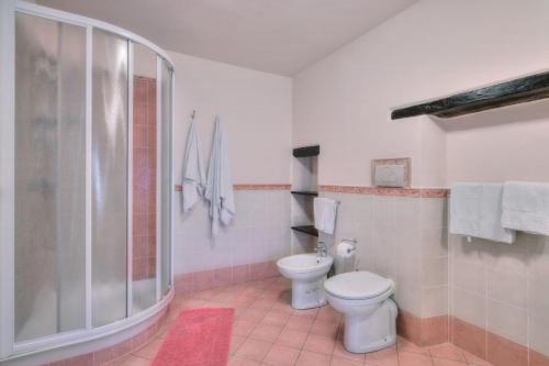 a bathroom with a toilet and a shower at Castello di Sarna in Chiusi della Verna