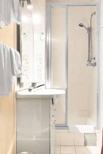 a bathroom with a sink and a shower at Hotel-Pension Wild in Vienna