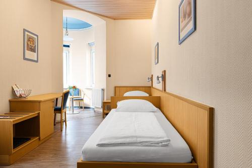 a hospital room with a bed and a desk at Hotel-Pension Wild in Vienna