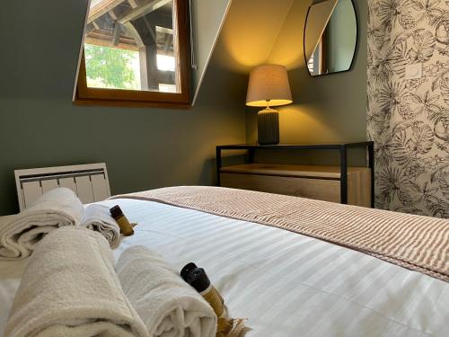 een slaapkamer met een bed met handdoeken erop bij Le Van Gogh - YourHostHelper in Deauville
